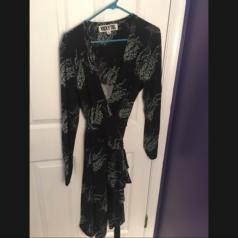 Vicky Tiel Black Long Sleeved Wrap Dress